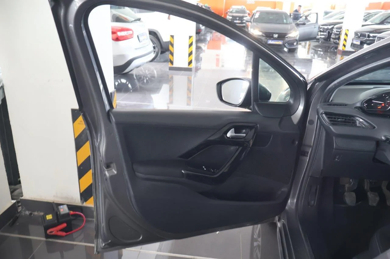 Peugeot 208 - View model 32
