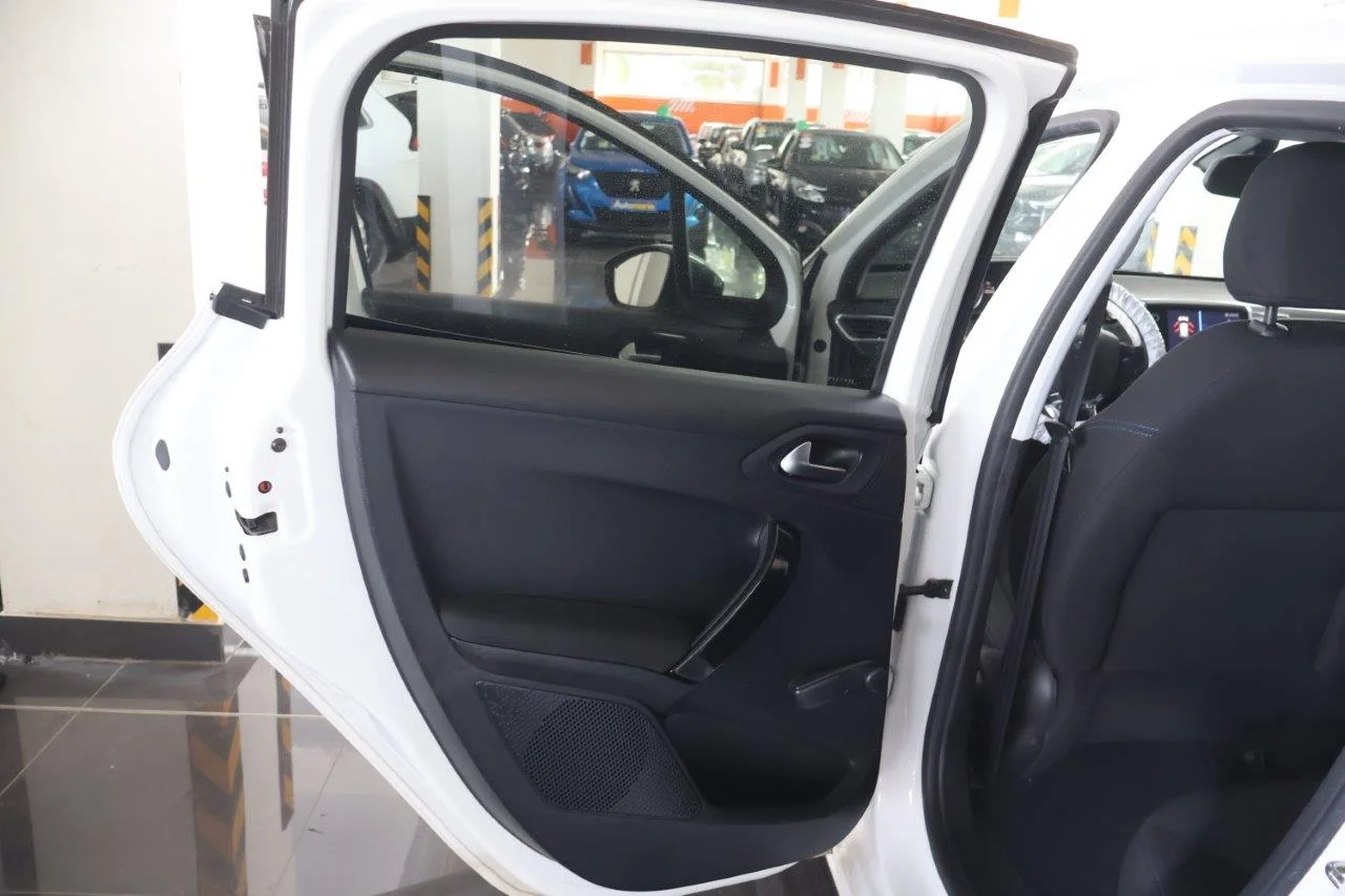 Peugeot 208 - View model 37