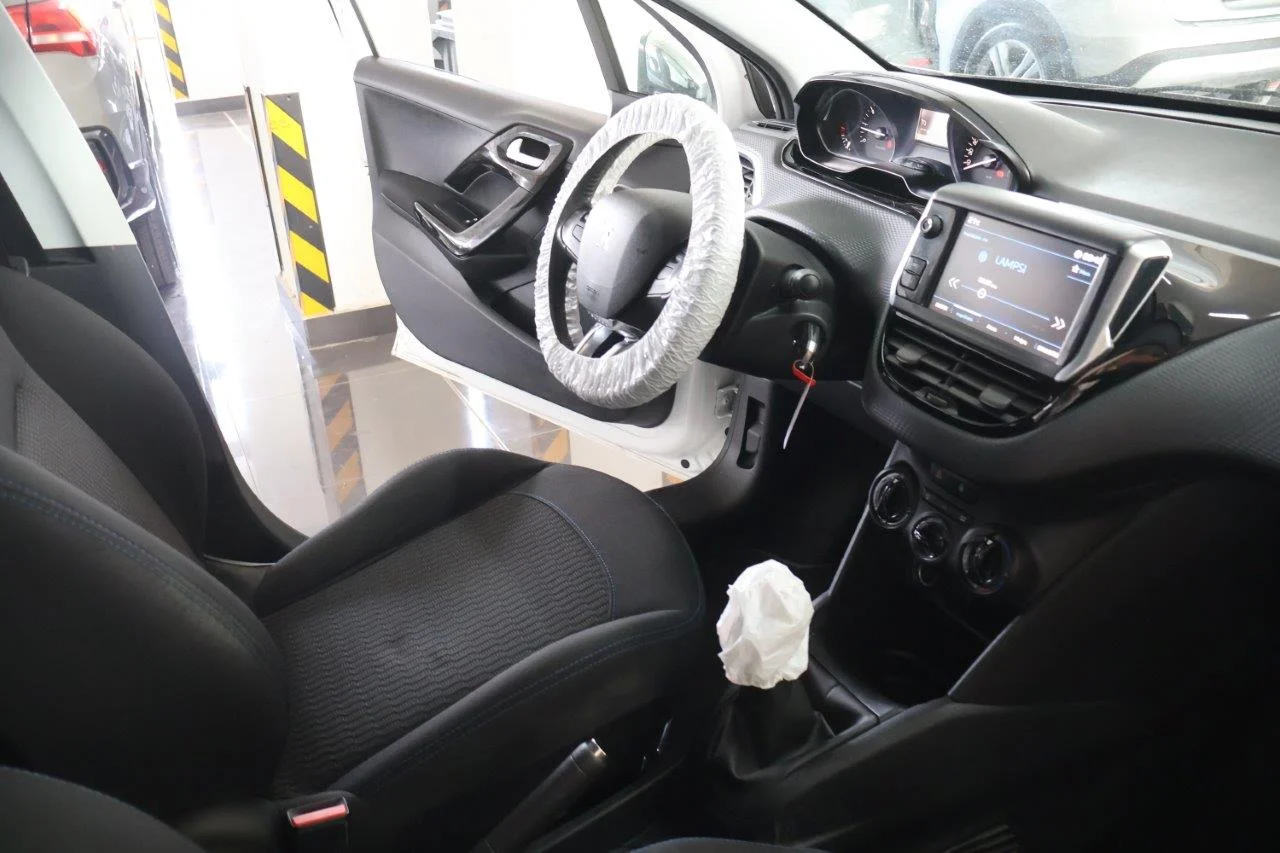 Peugeot 208 - View model 38