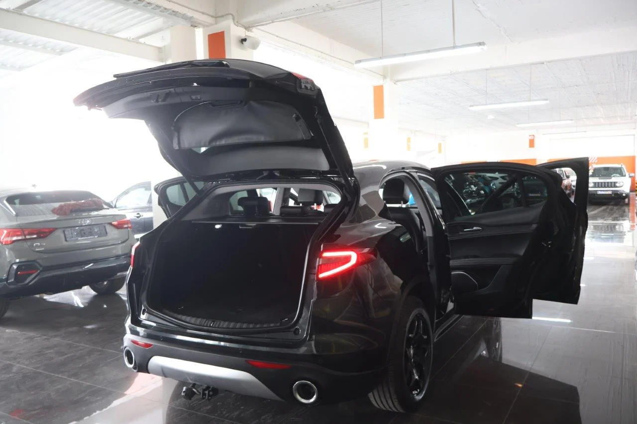 Alfa Romeo Stelvio - View model 7
