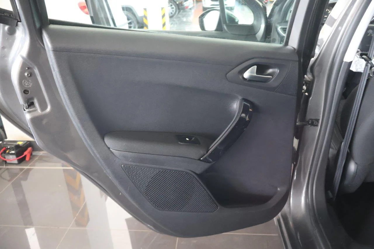 Peugeot 208 - View model 34