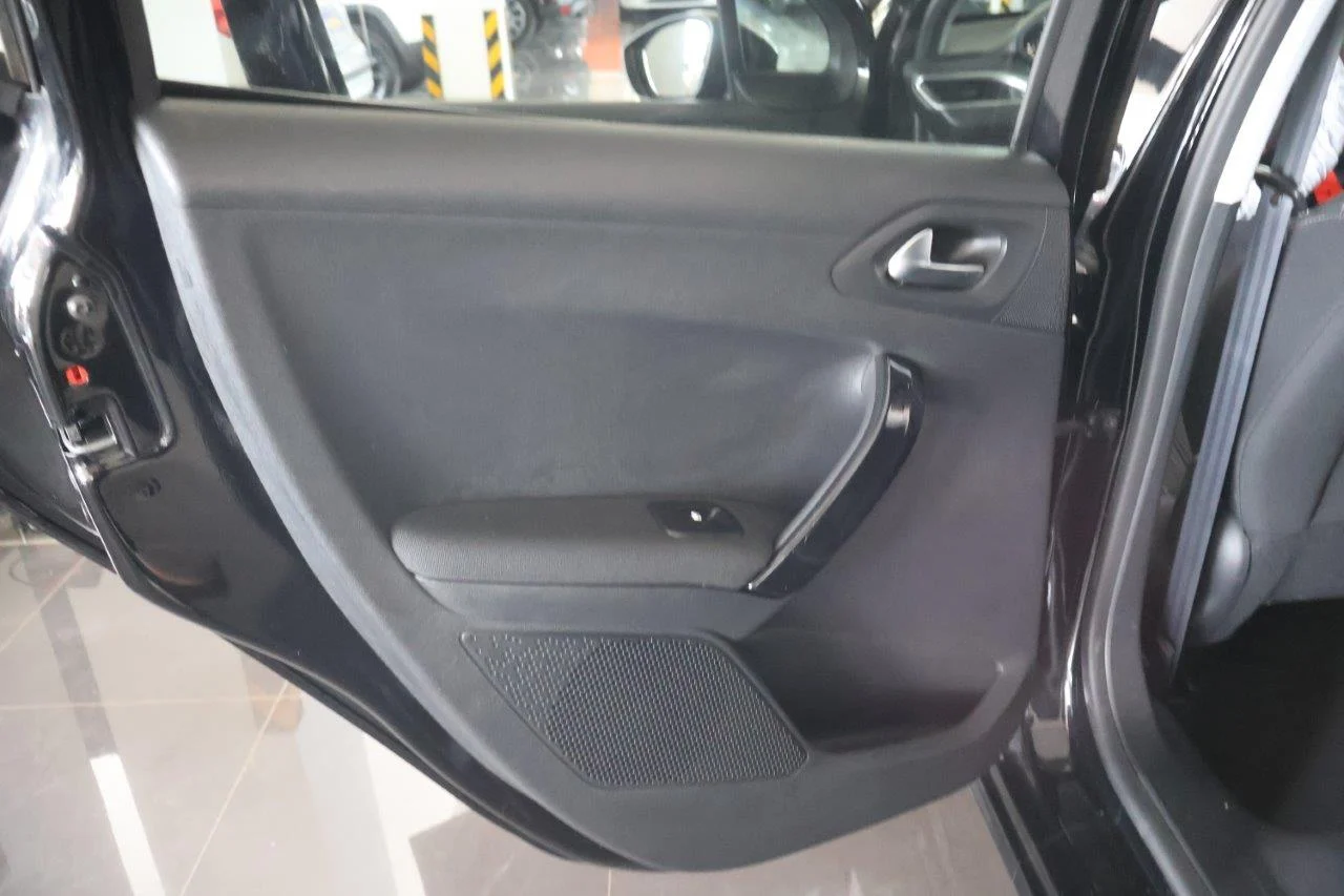 Peugeot 208 - View model 35