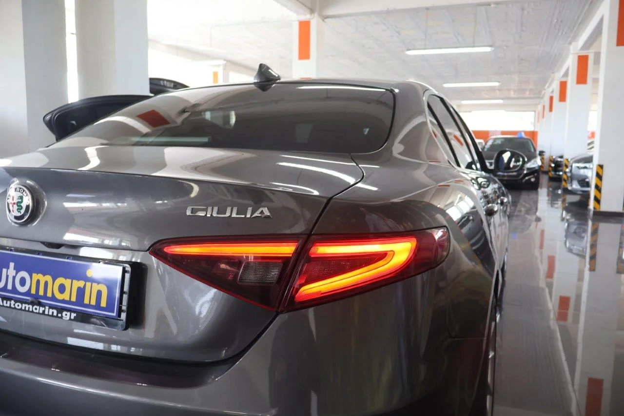 Alfa Romeo Giulia - View model 11