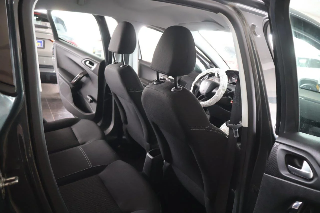 Peugeot 208 - View model 28