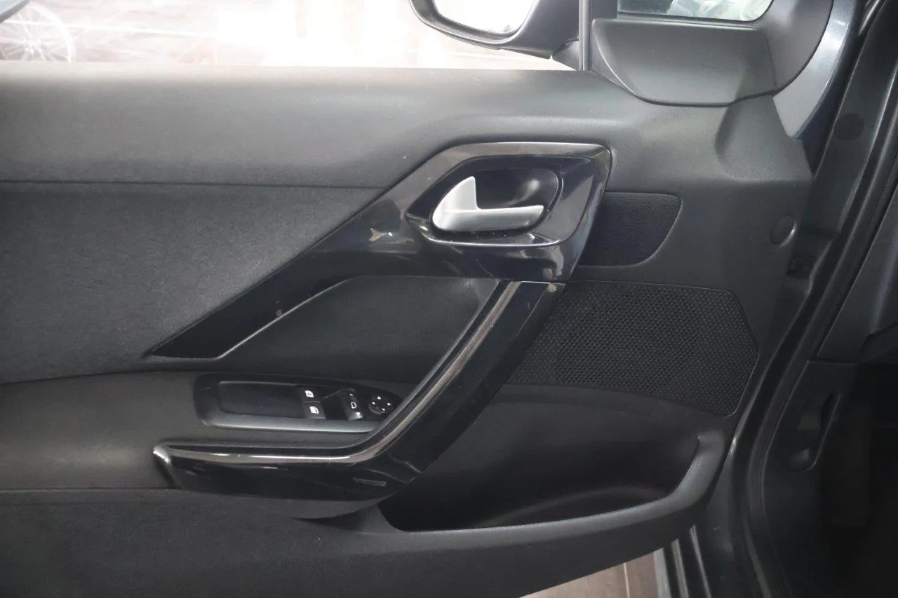 Peugeot 208 - View model 35