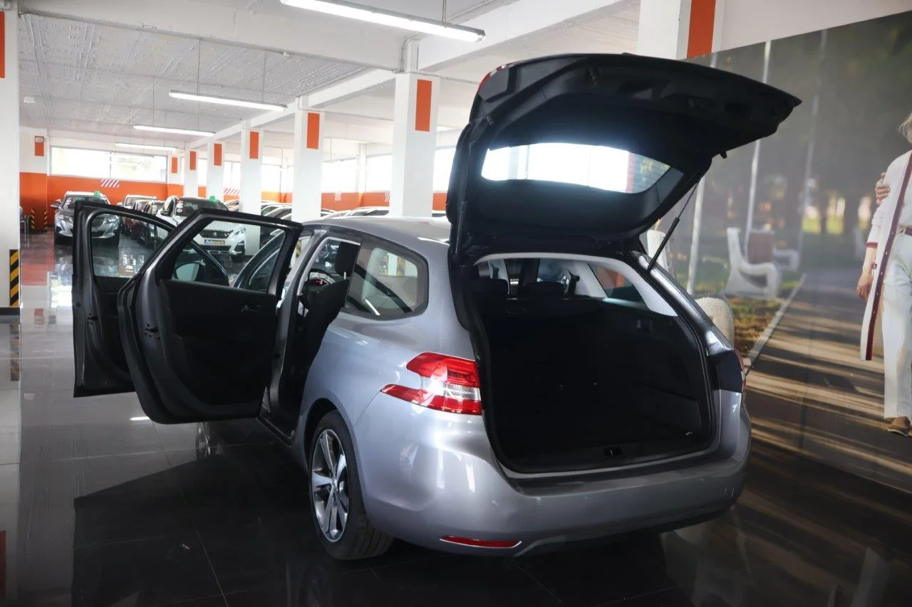 Peugeot 308 - View model 9
