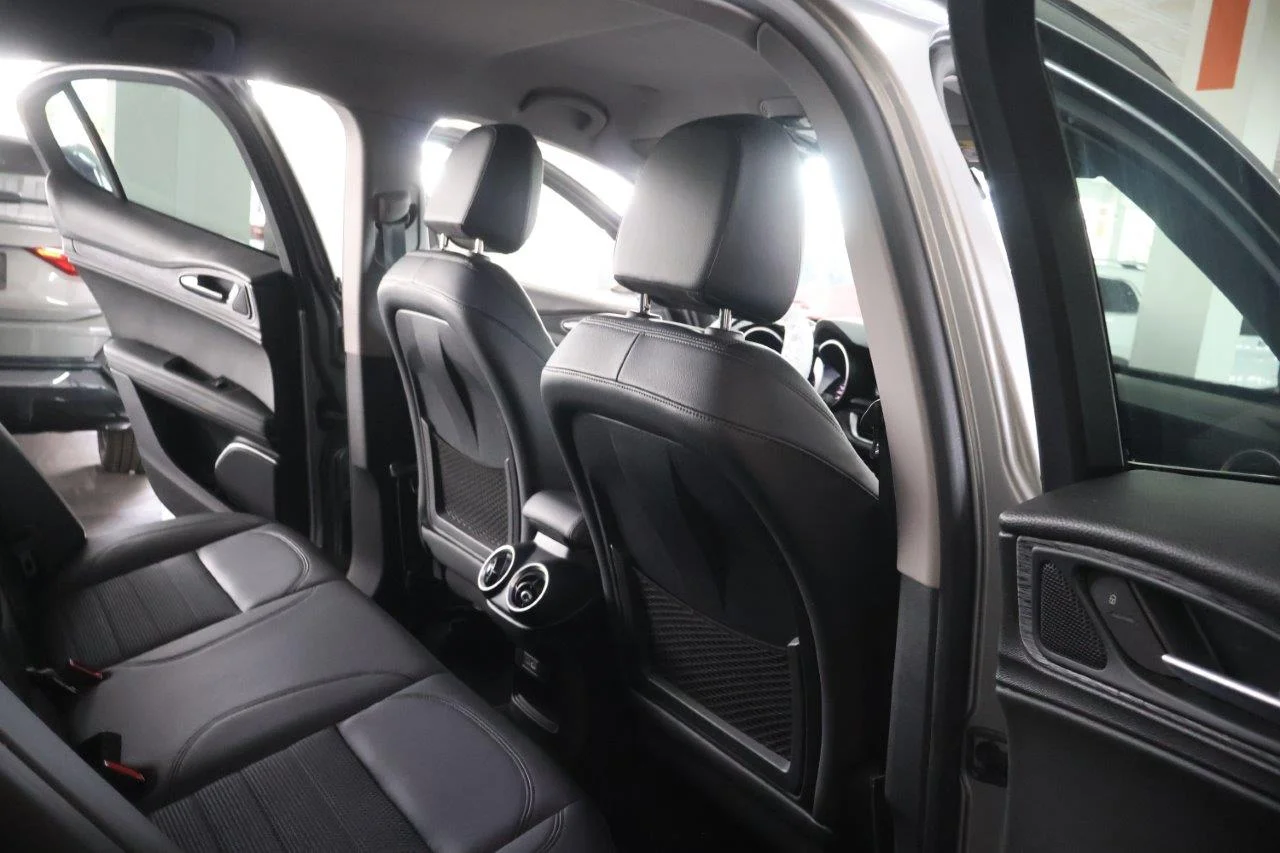 Alfa Romeo Stelvio - View model 28