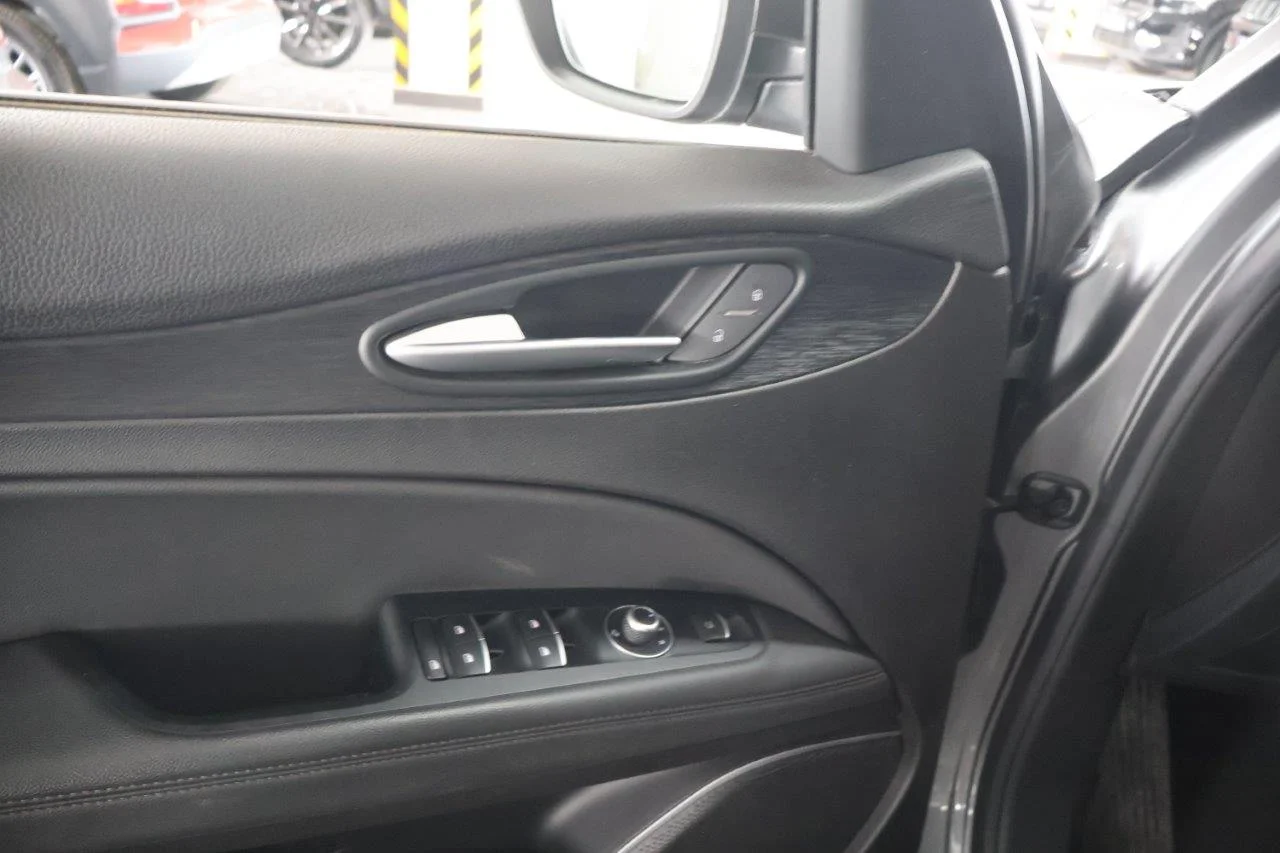 Alfa Romeo Stelvio - View model 37