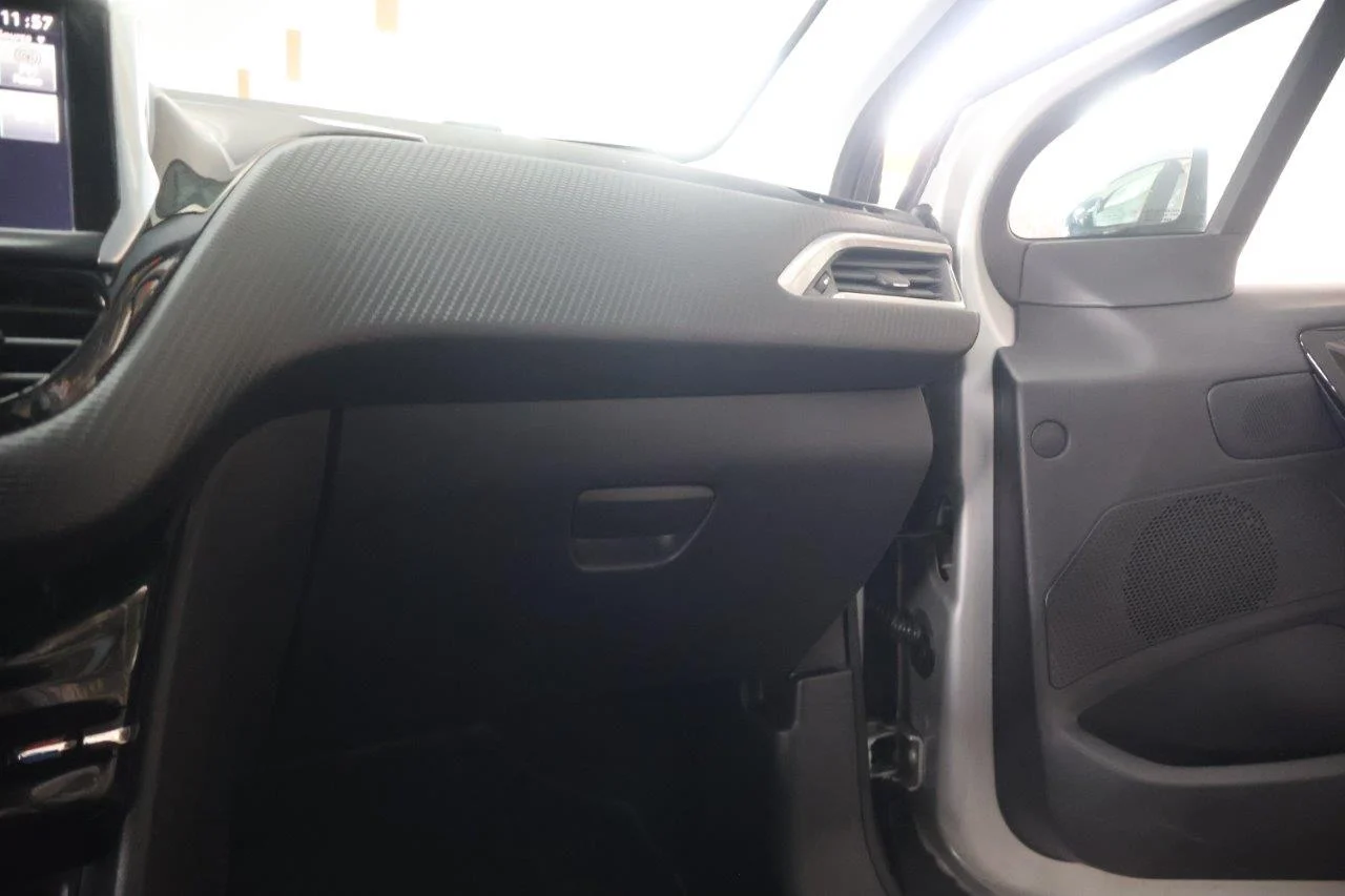 Peugeot 208 - View model 28