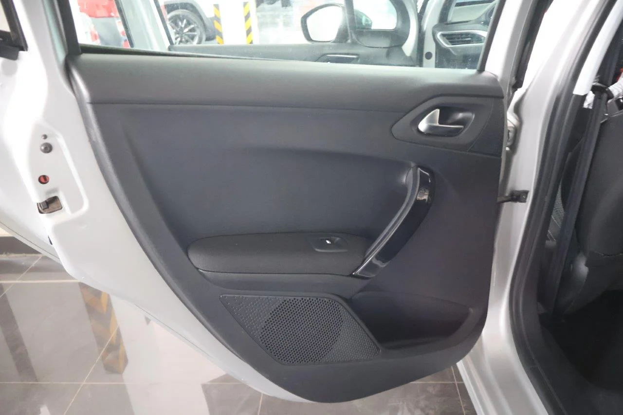 Peugeot 208 - View model 32