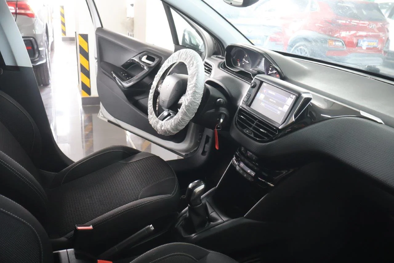 Peugeot 208 - View model 33