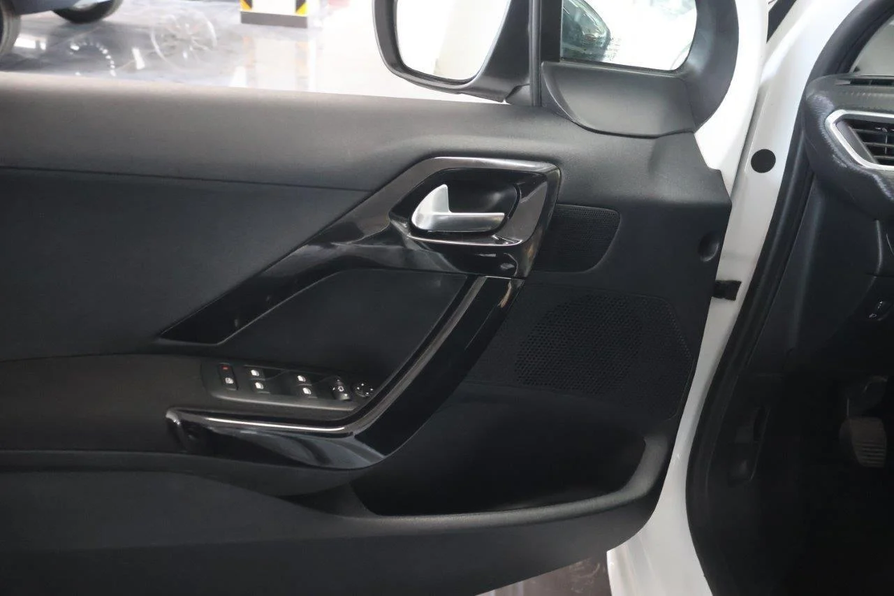Peugeot 208 - View model 33