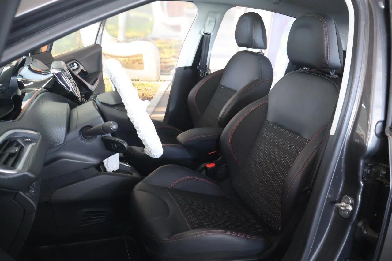 Peugeot 208 - View model 22