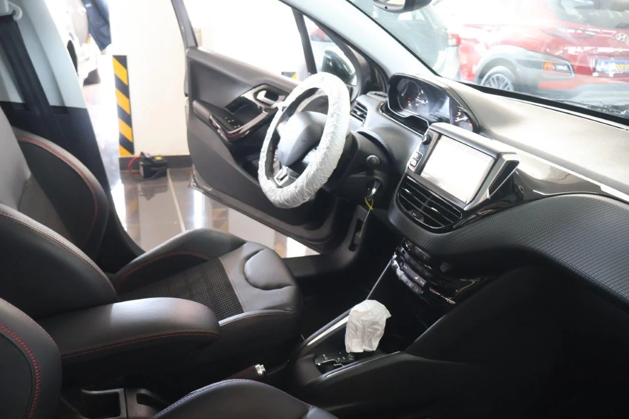 Peugeot 208 - View model 38