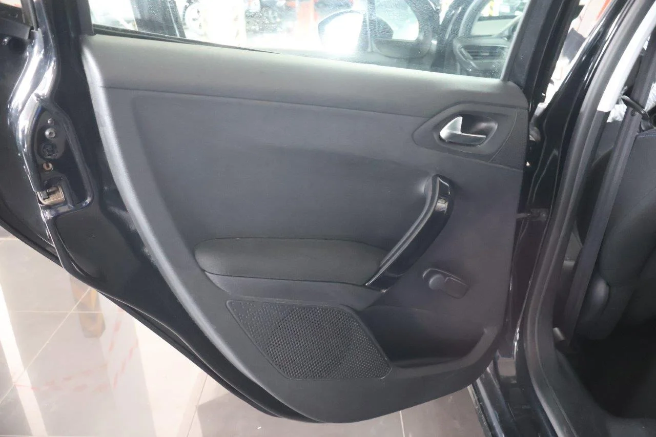 Peugeot 208 - View model 36