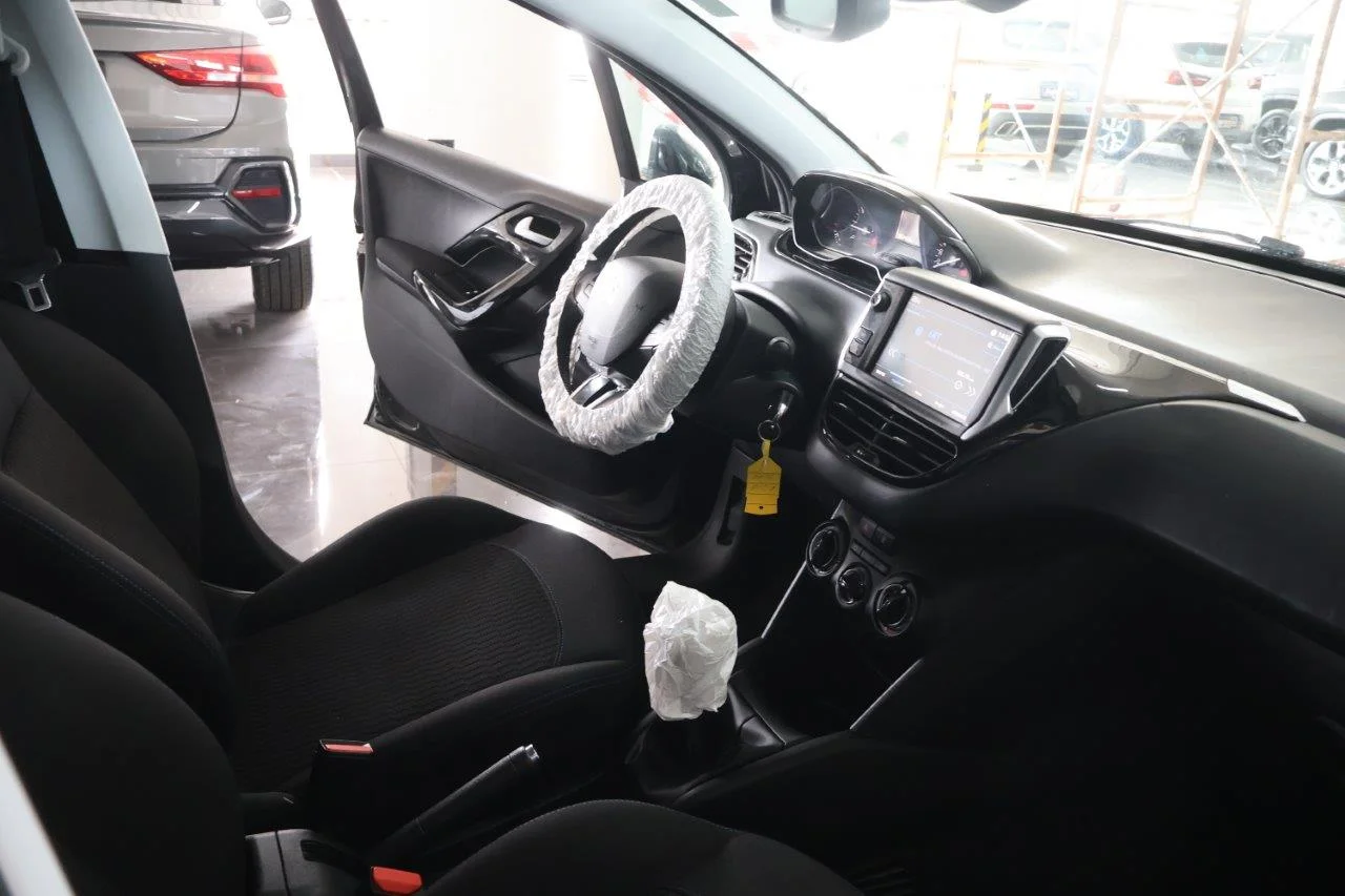 Peugeot 208 - View model 37