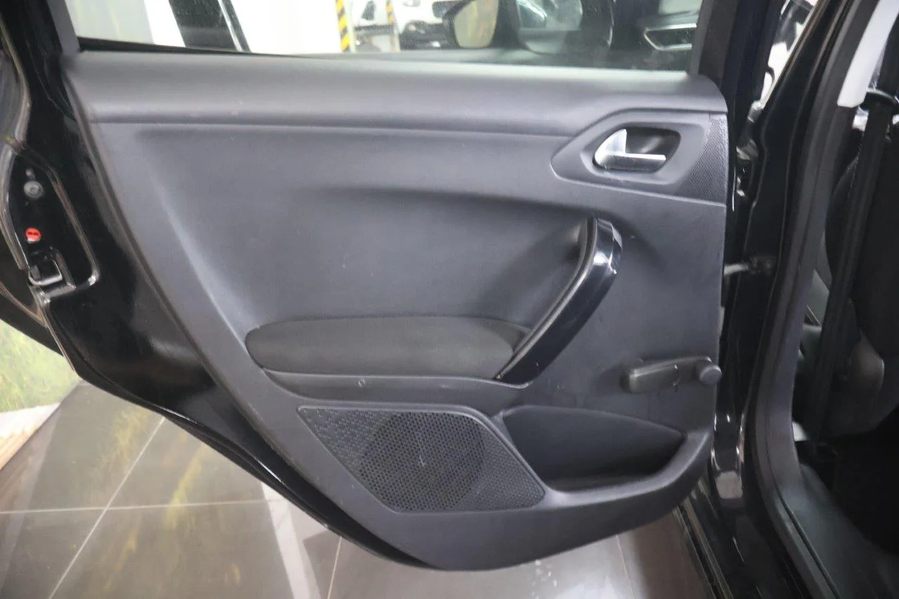 Peugeot 208 - View model 37