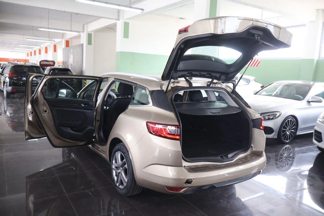 Renault Megane - View model 7