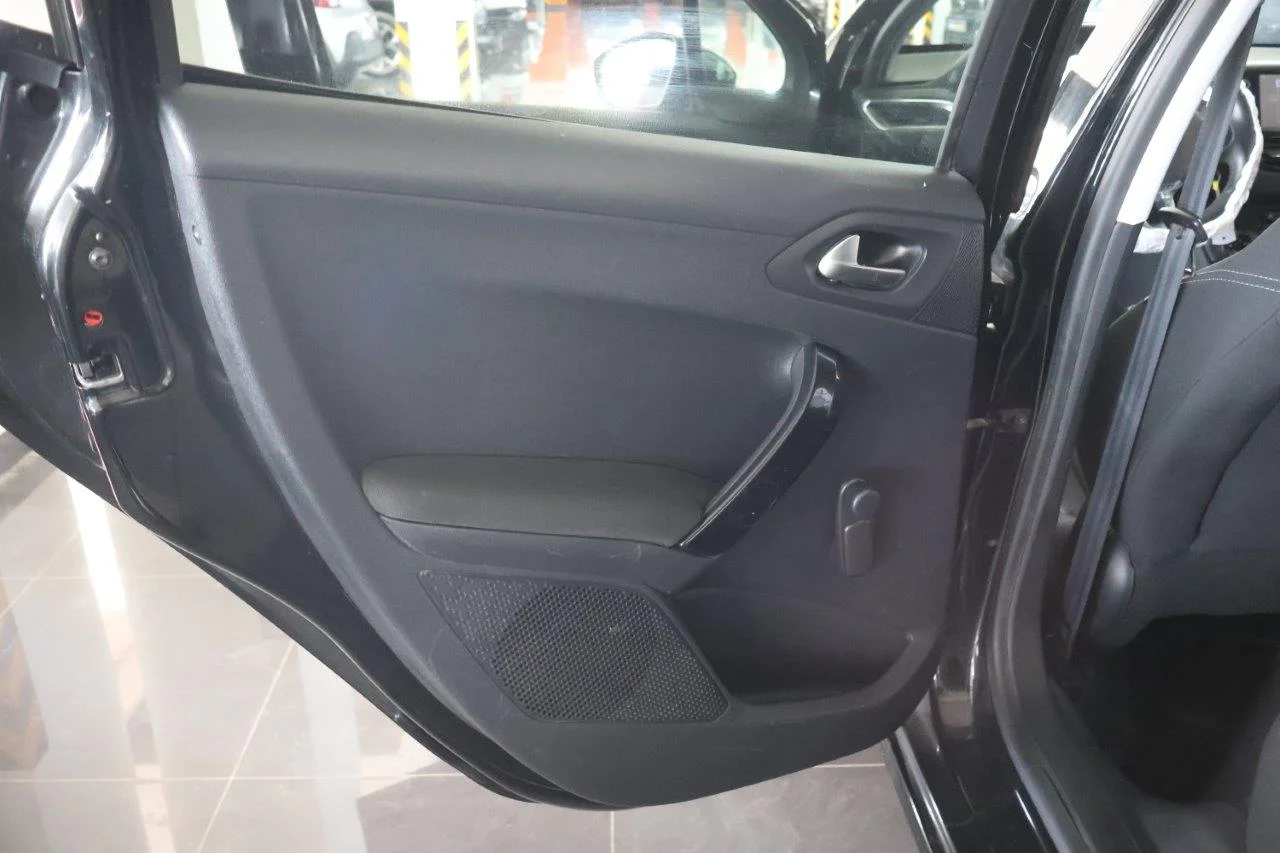 Peugeot 208 - View model 35