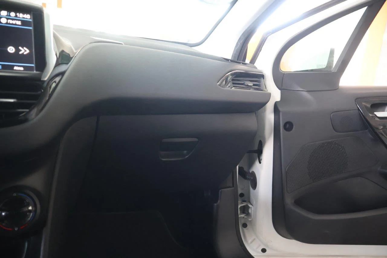 Peugeot 208 - View model 32