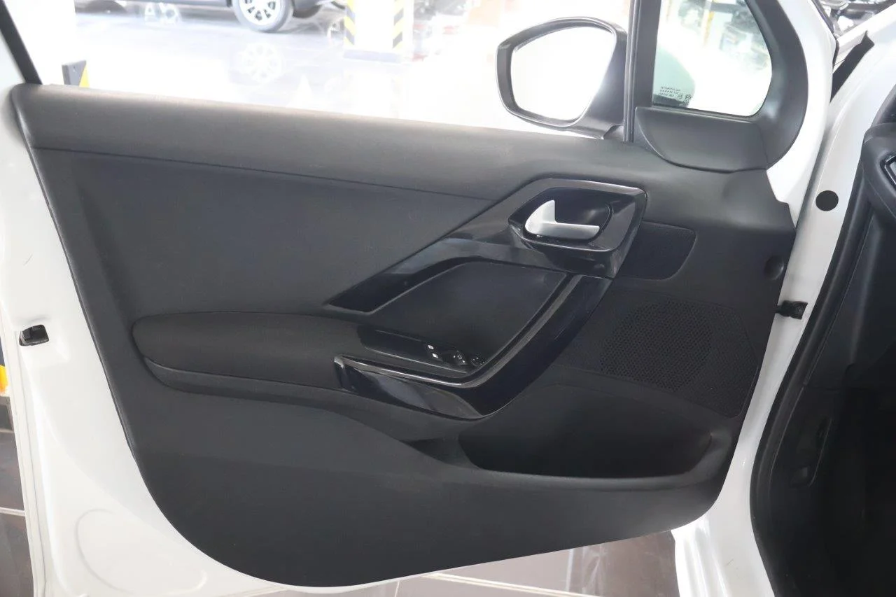 Peugeot 208 - View model 34