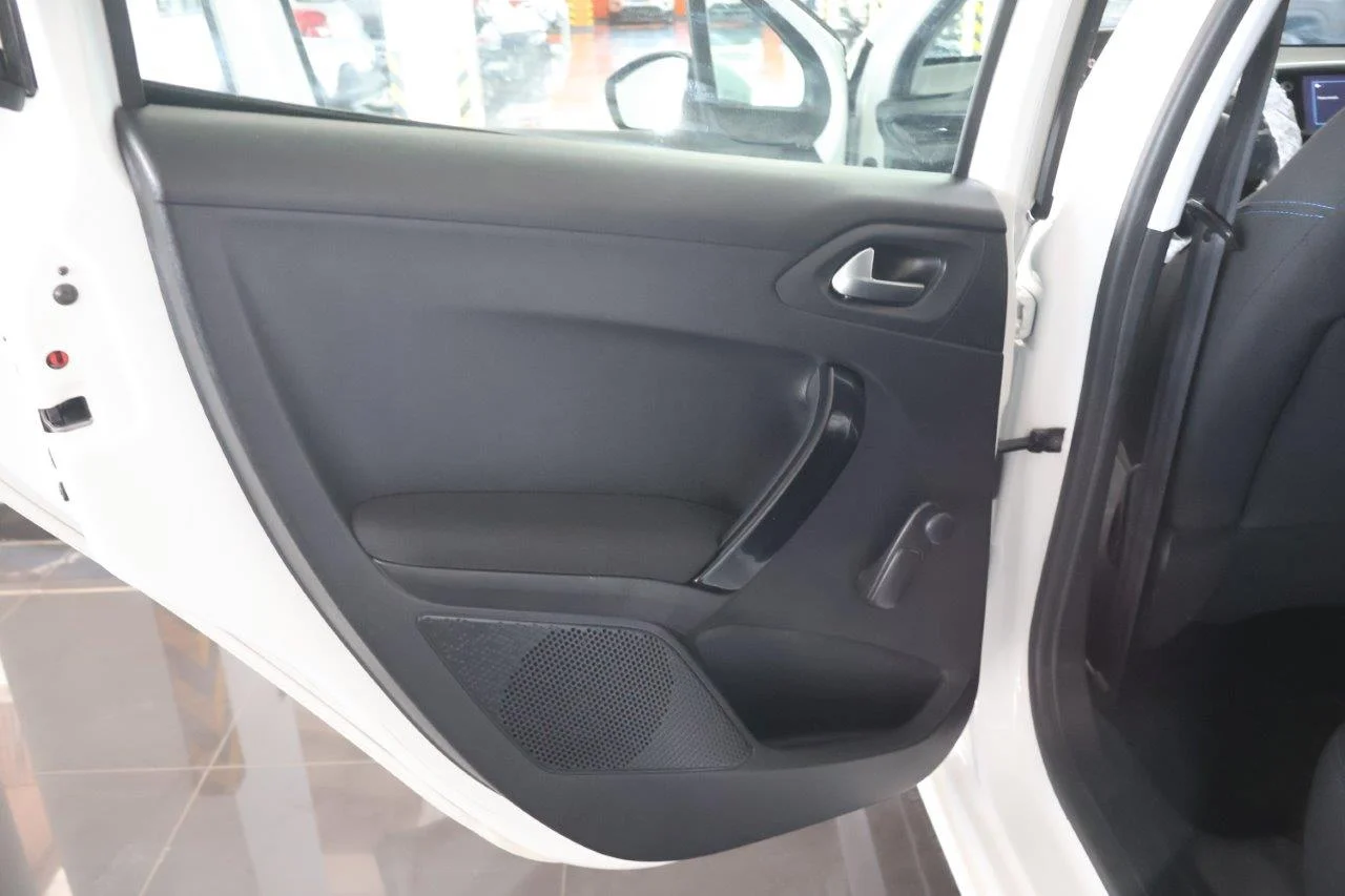 Peugeot 208 - View model 36