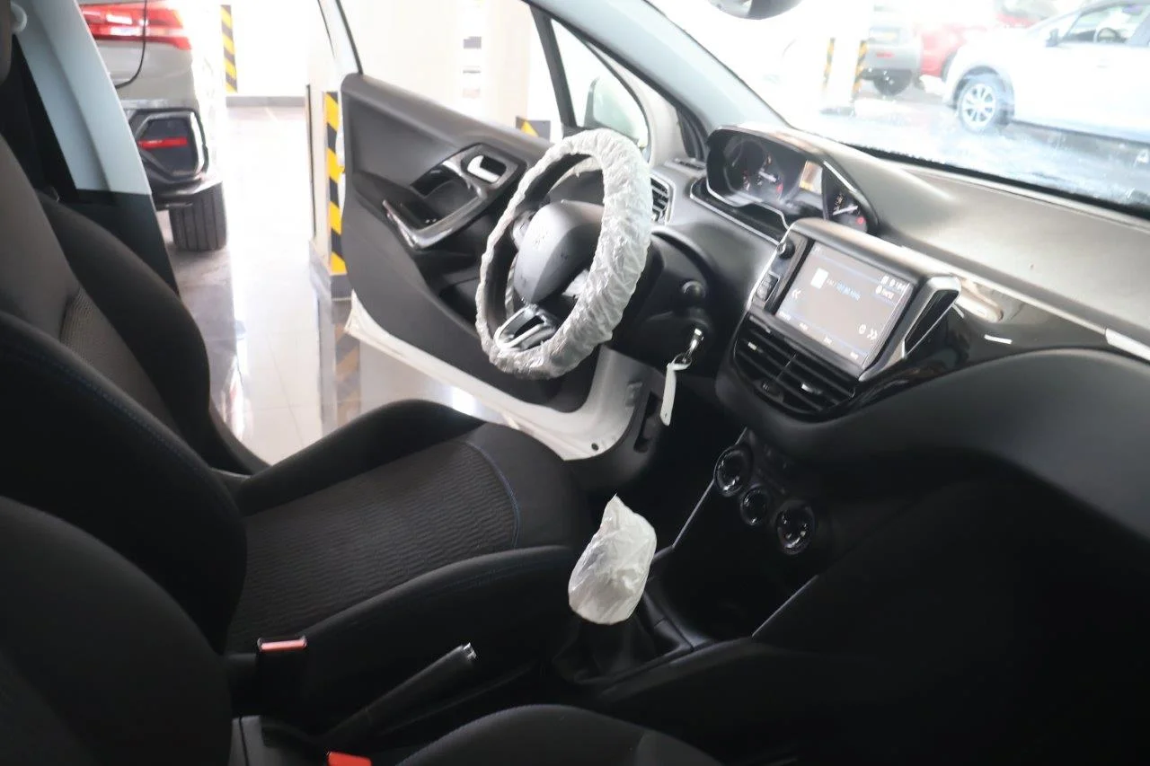 Peugeot 208 - View model 37
