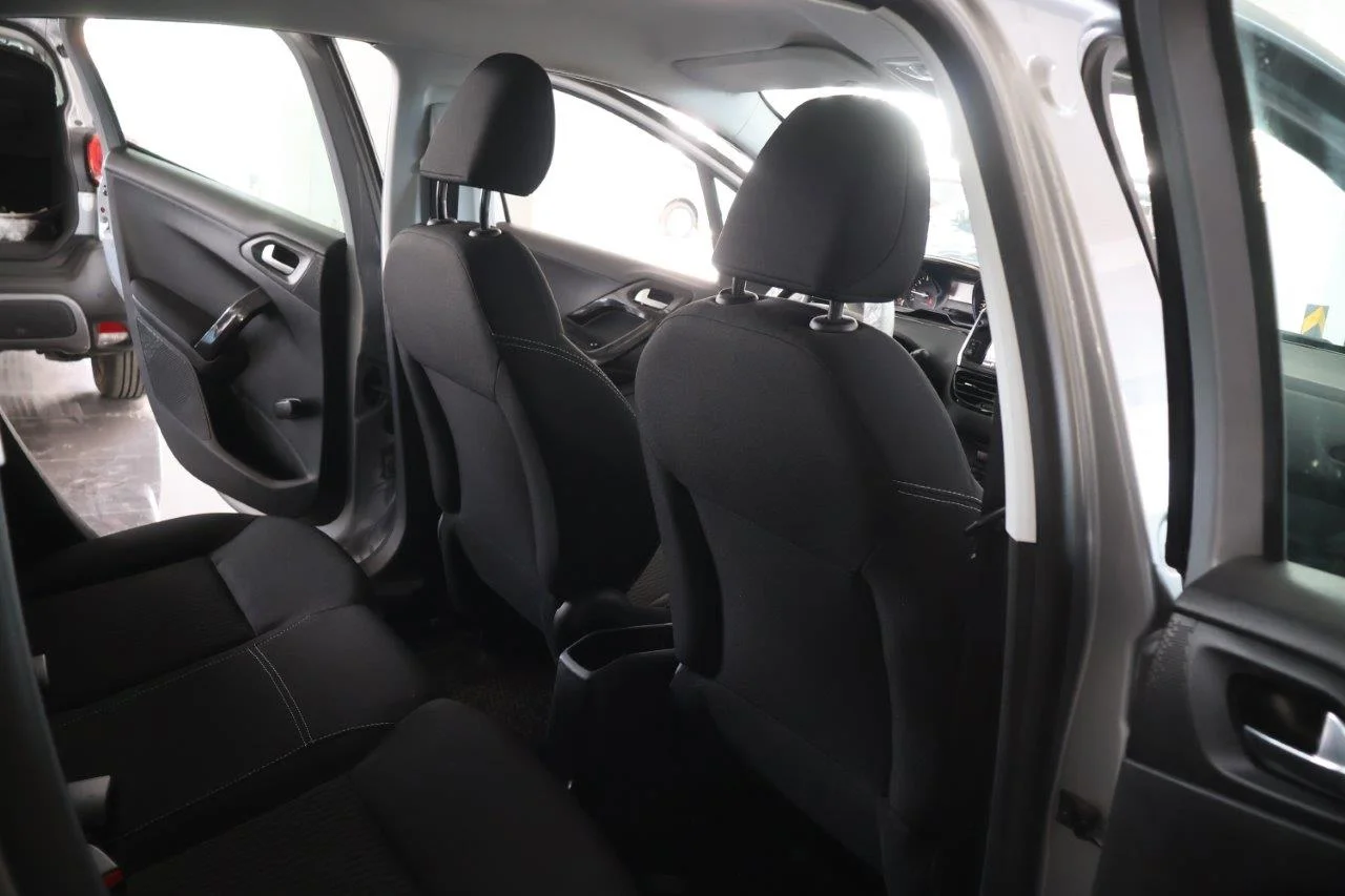 Peugeot 208 - View model 28