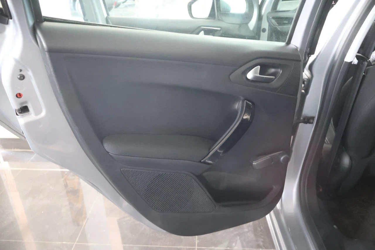 Peugeot 208 - View model 36