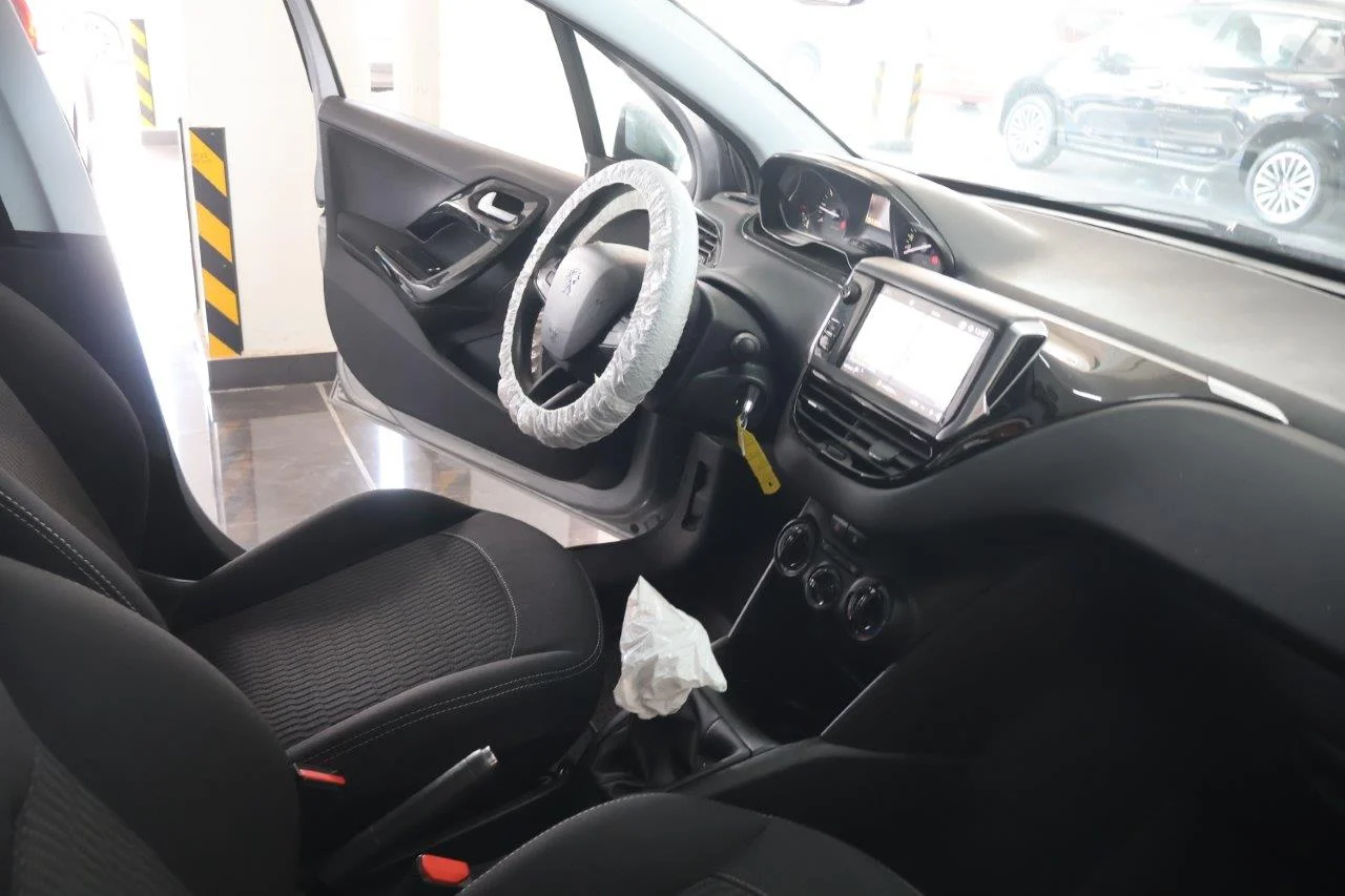 Peugeot 208 - View model 37