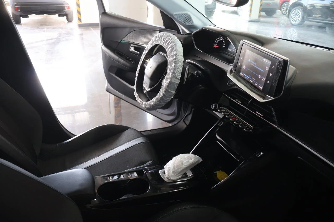 Peugeot 208 - View model 37