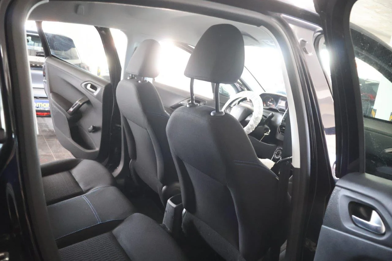 Peugeot 208 - View model 28