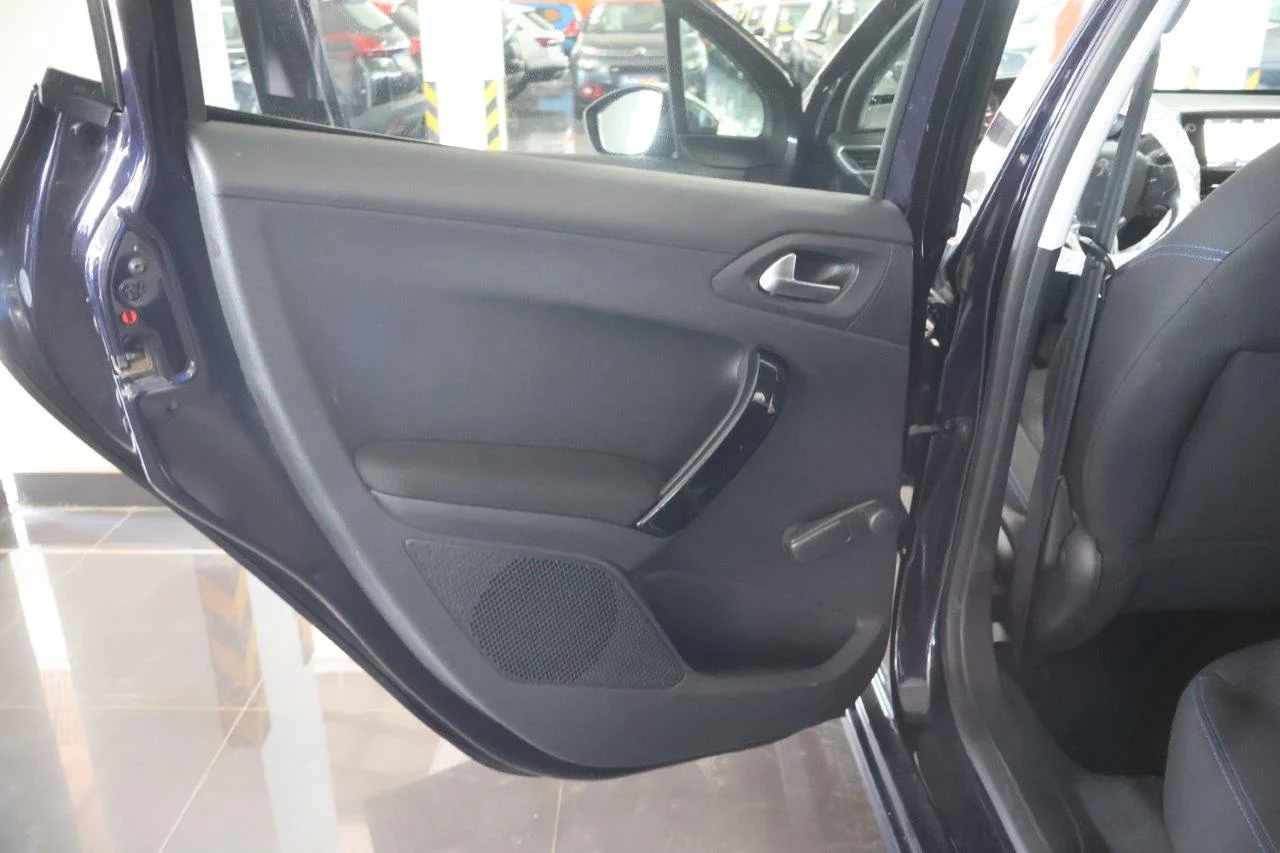 Peugeot 208 - View model 36
