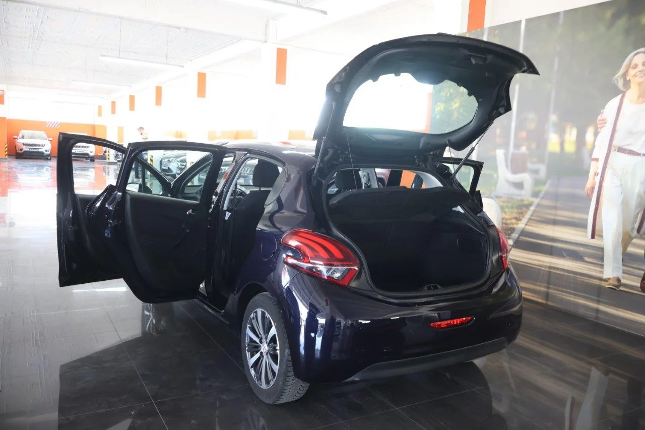 Peugeot 208 - View model 9