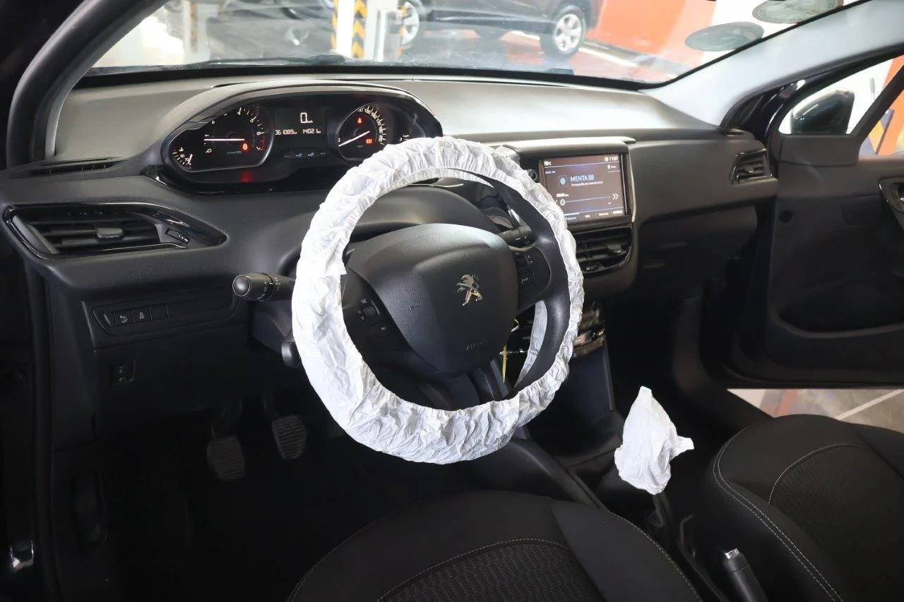 Peugeot 208 - View model 37