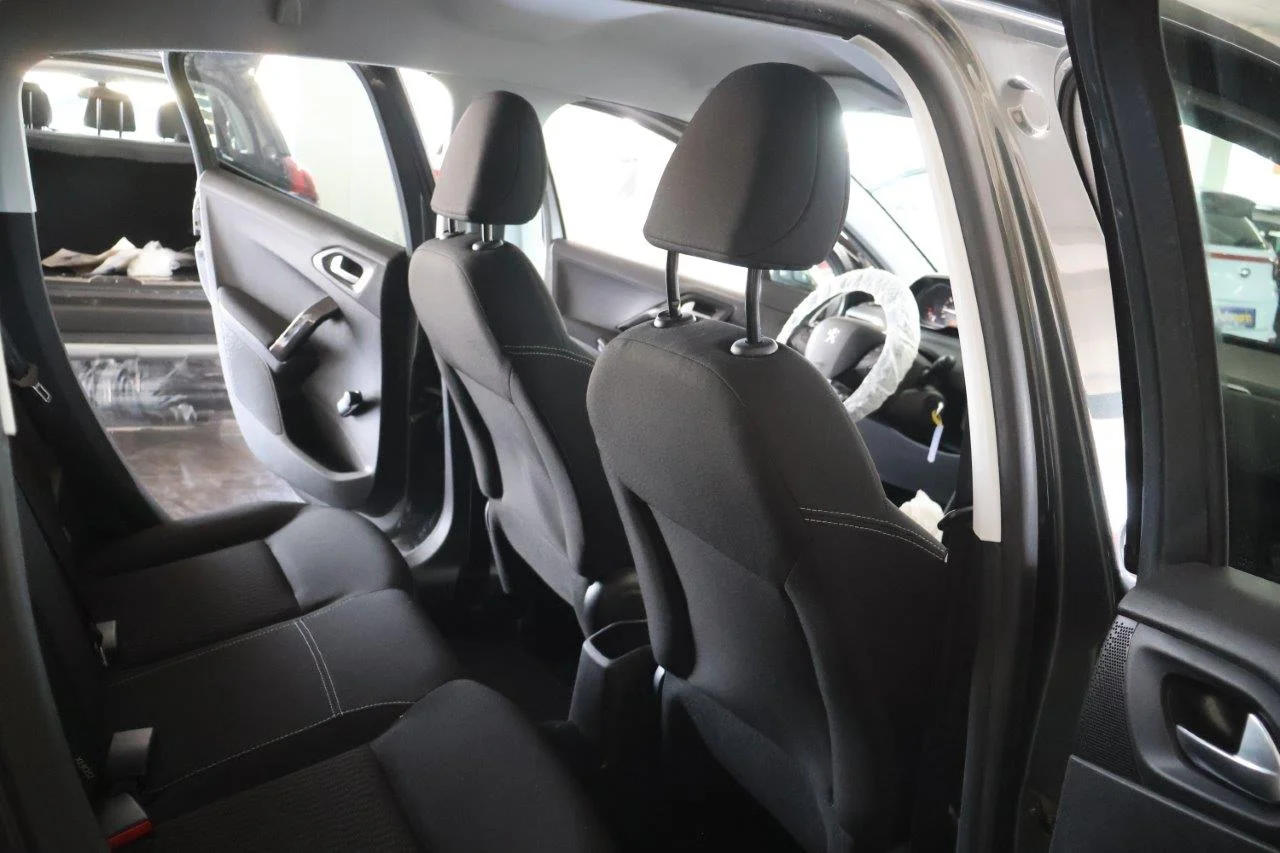 Peugeot 208 - View model 27