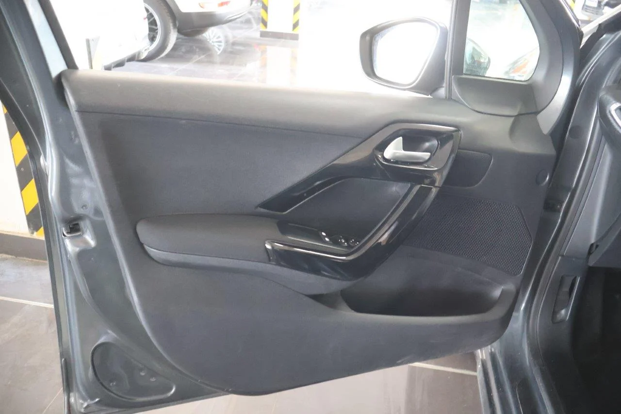 Peugeot 208 - View model 32
