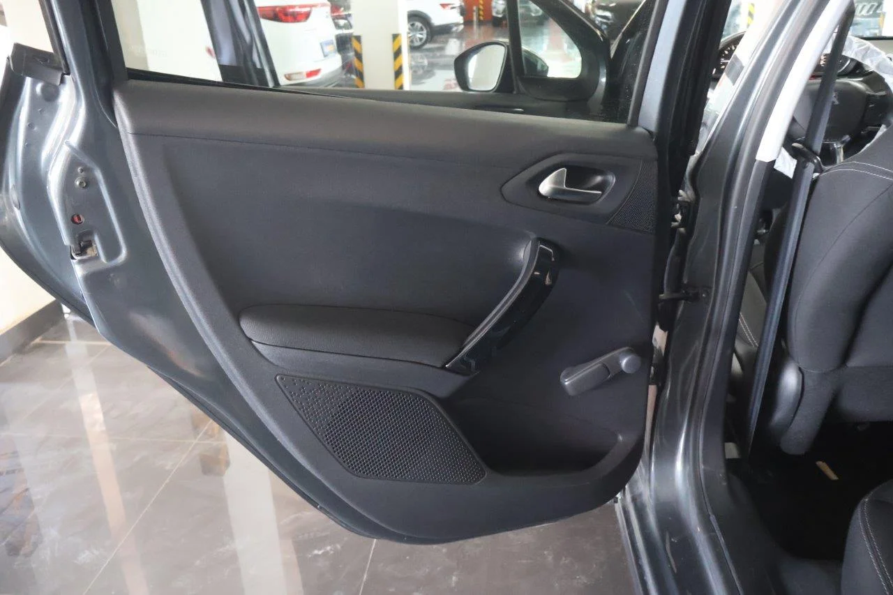 Peugeot 208 - View model 34