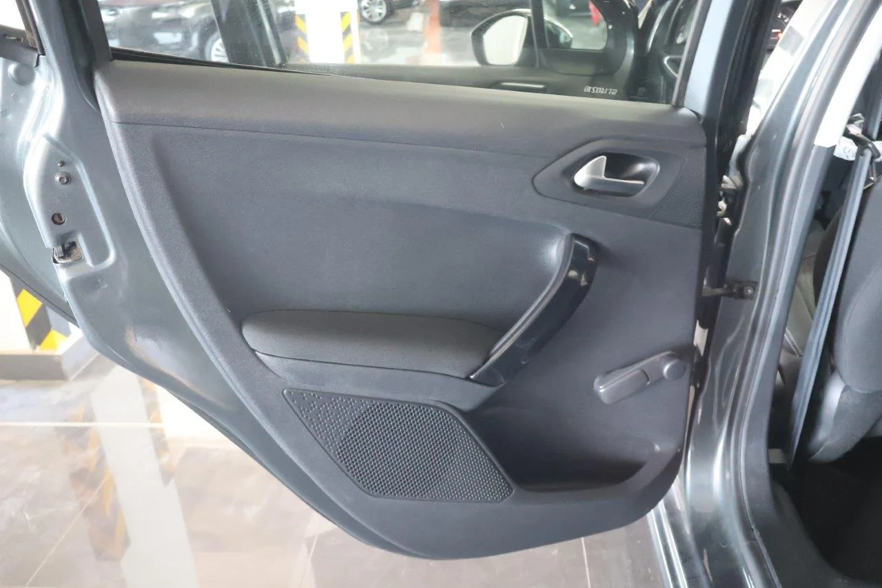 Peugeot 208 - View model 34