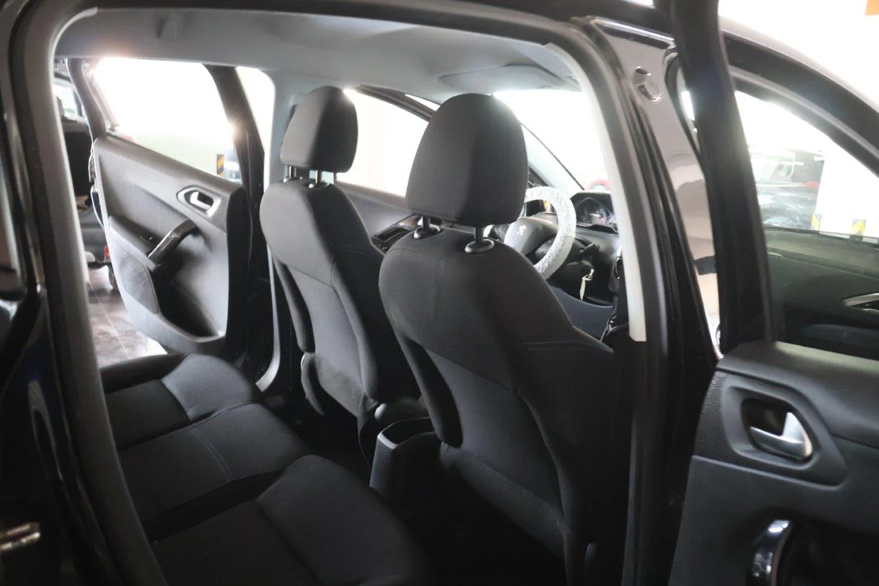 Peugeot 208 - View model 28
