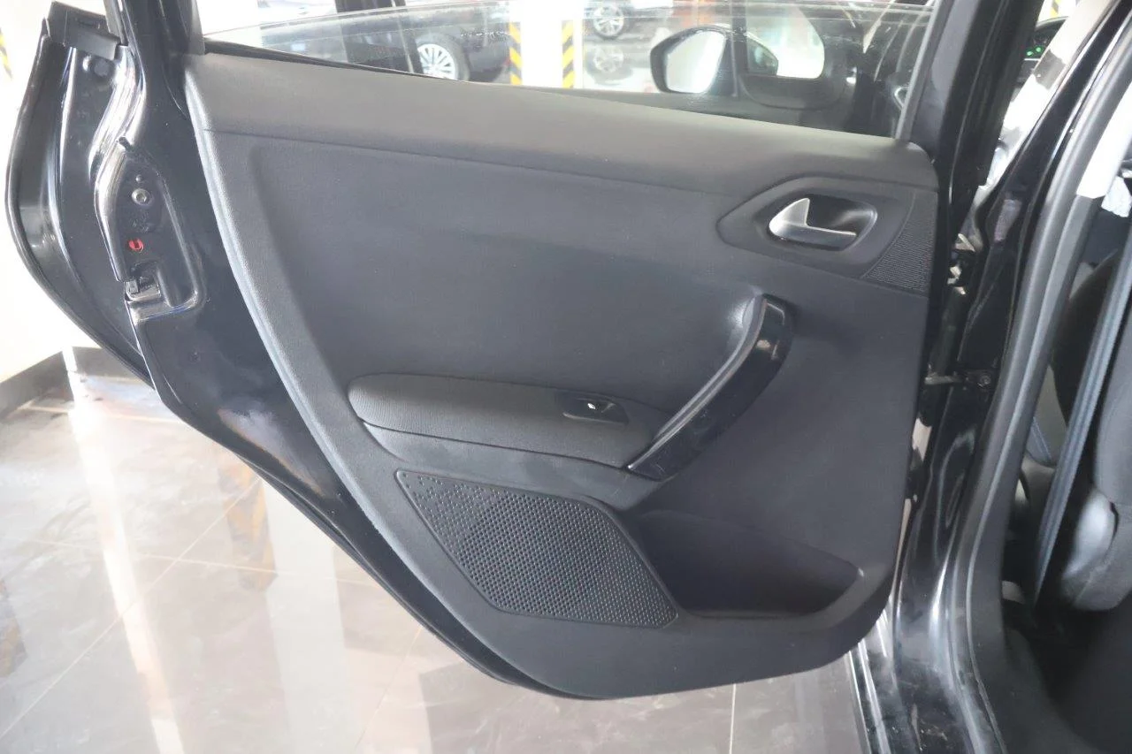 Peugeot 208 - View model 36