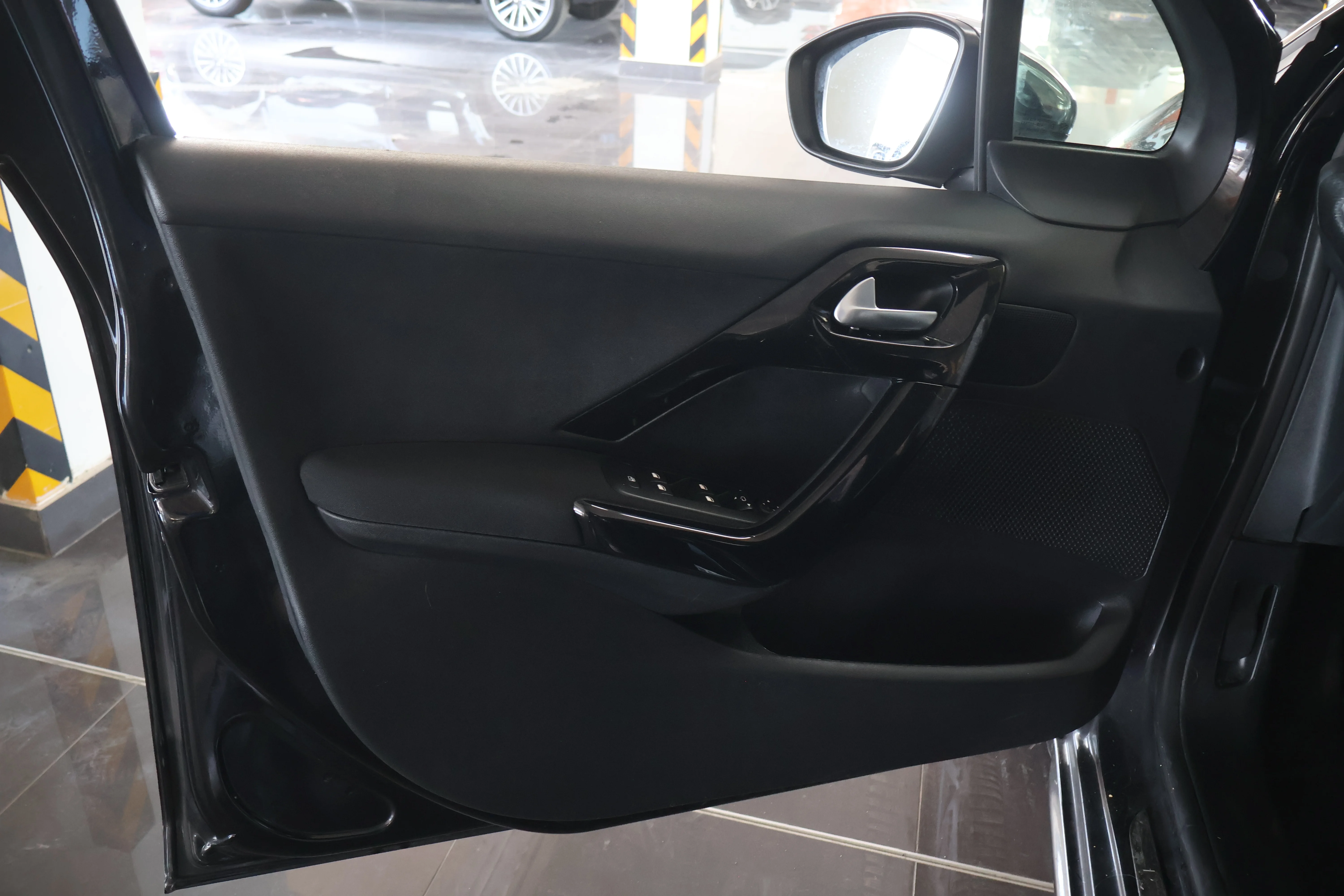 Peugeot 208 - View model 37
