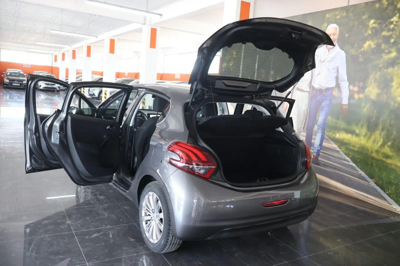 Peugeot 208 - View model 9