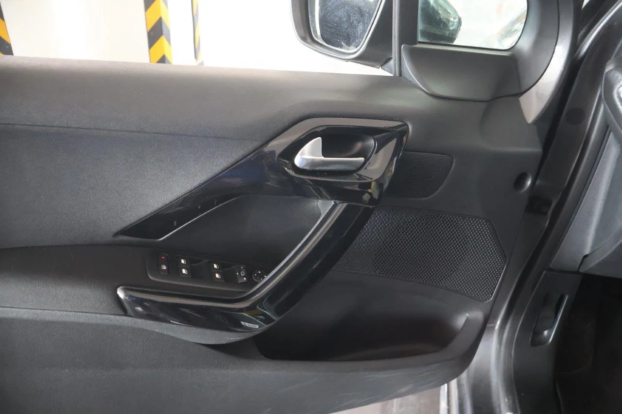 Peugeot 208 - View model 33