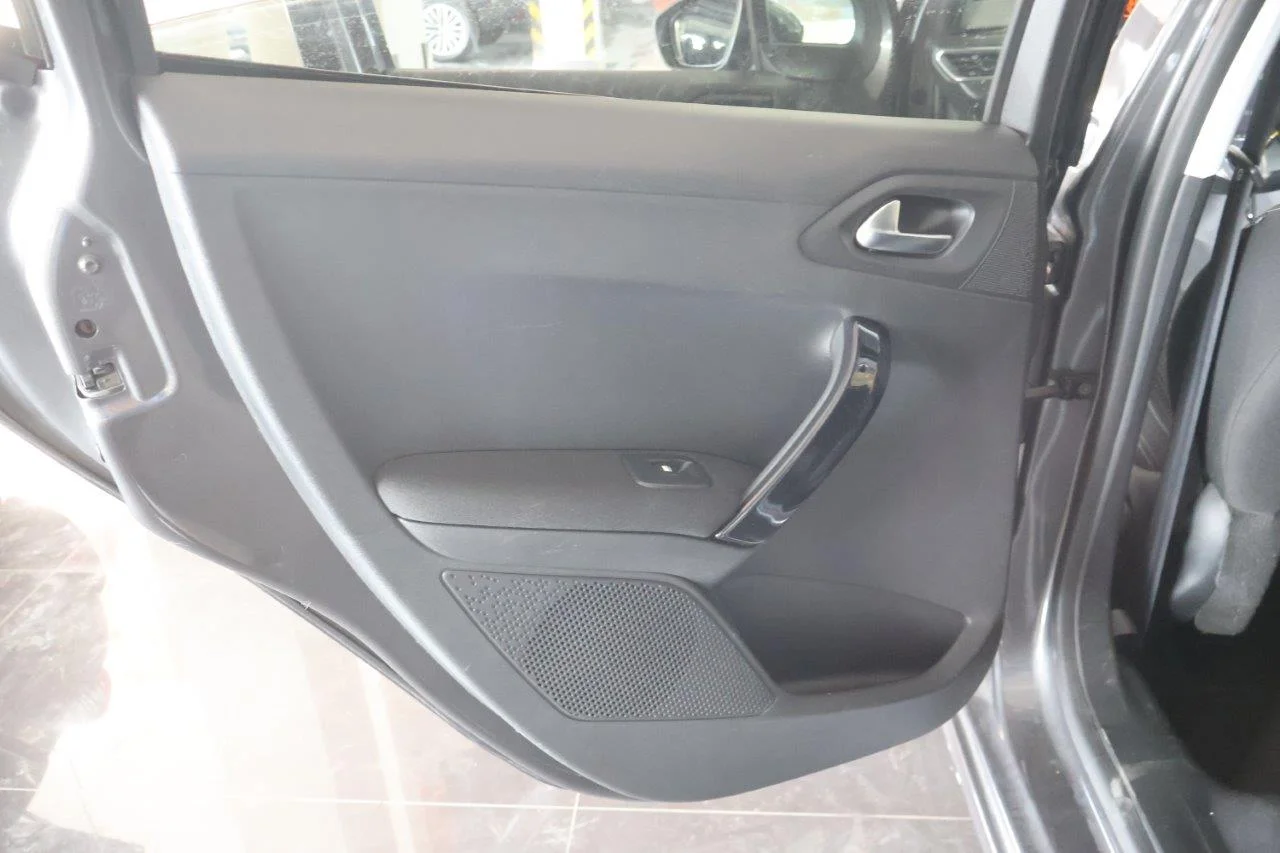 Peugeot 208 - View model 34