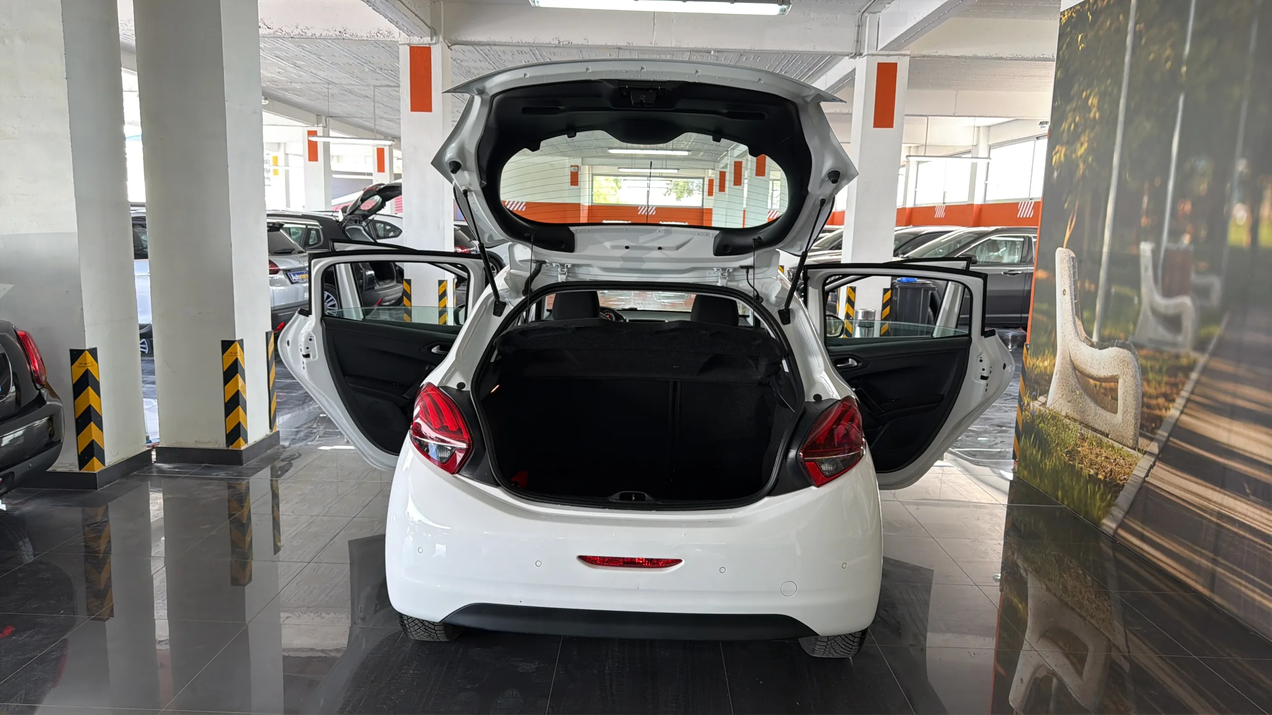 Peugeot 208 - View model 13