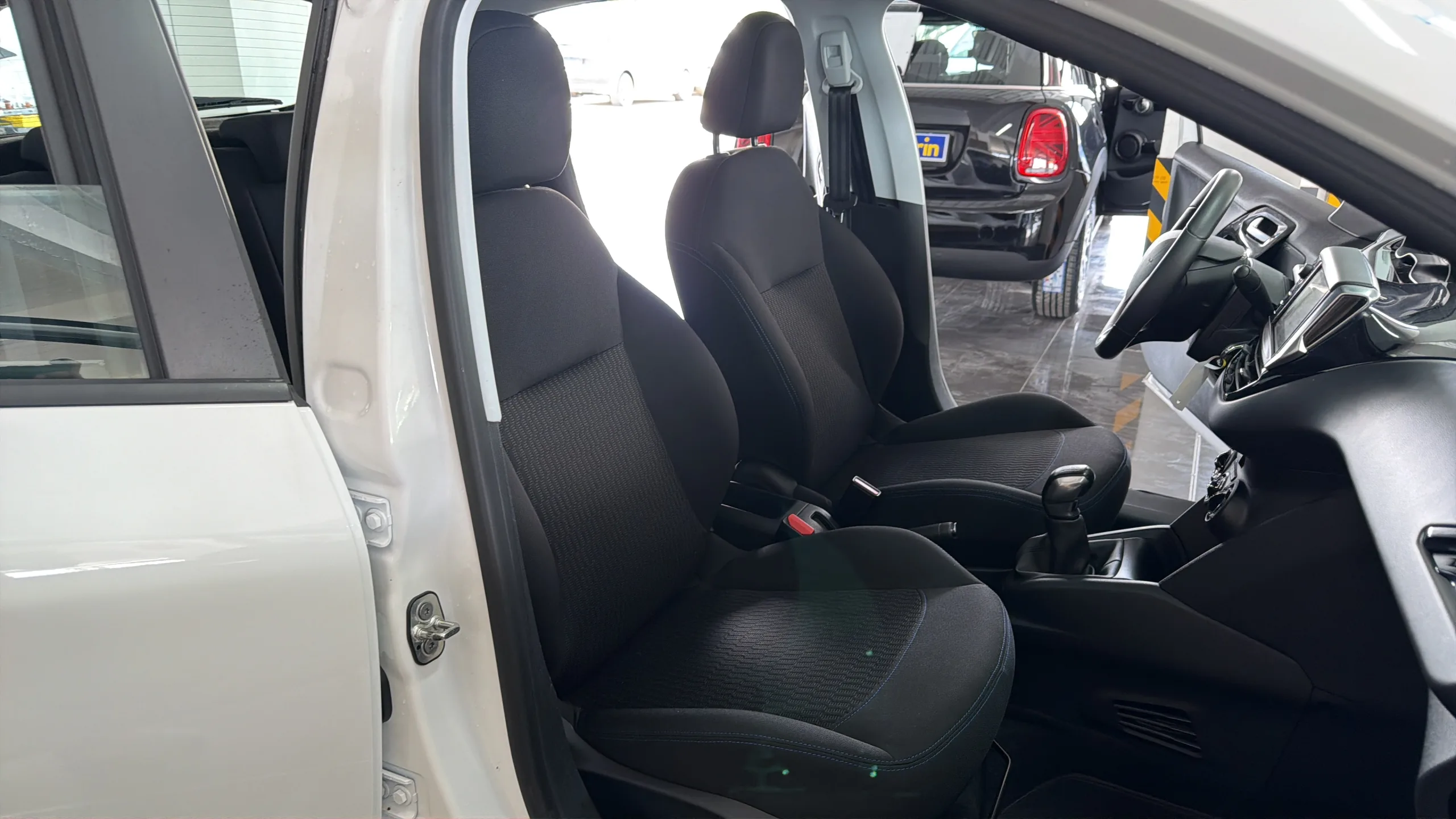Peugeot 208 - View model 18