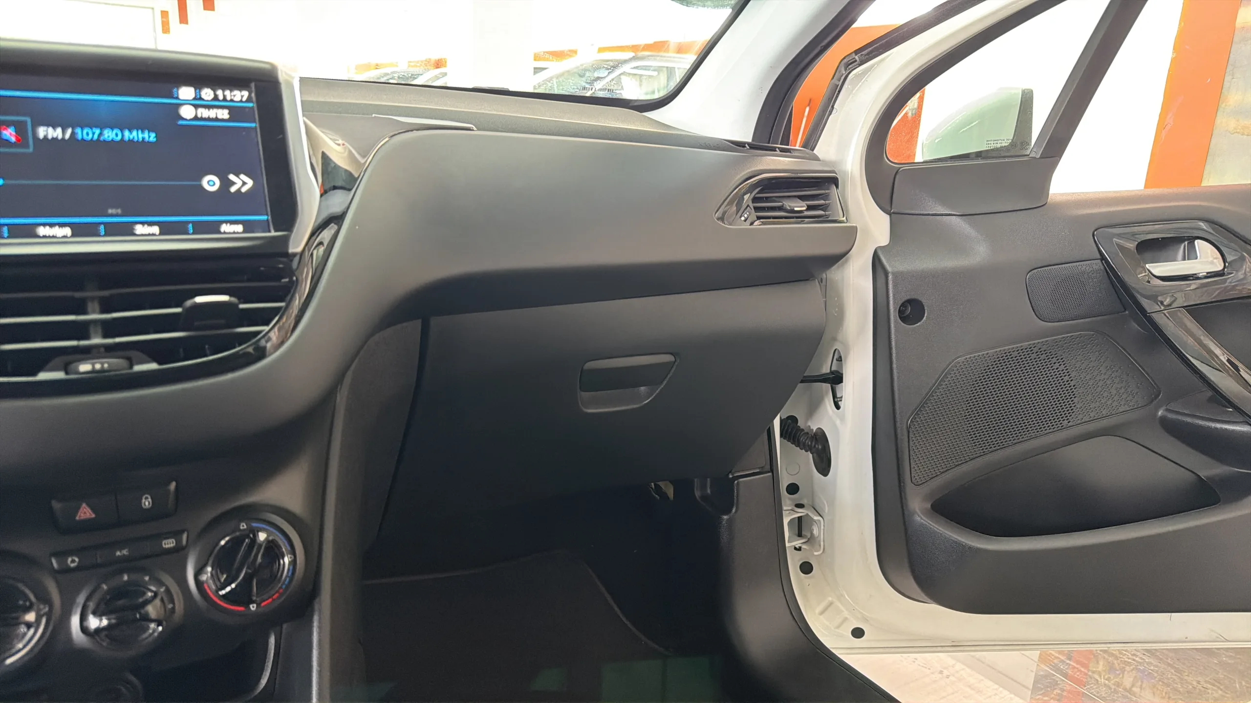 Peugeot 208 - View model 25