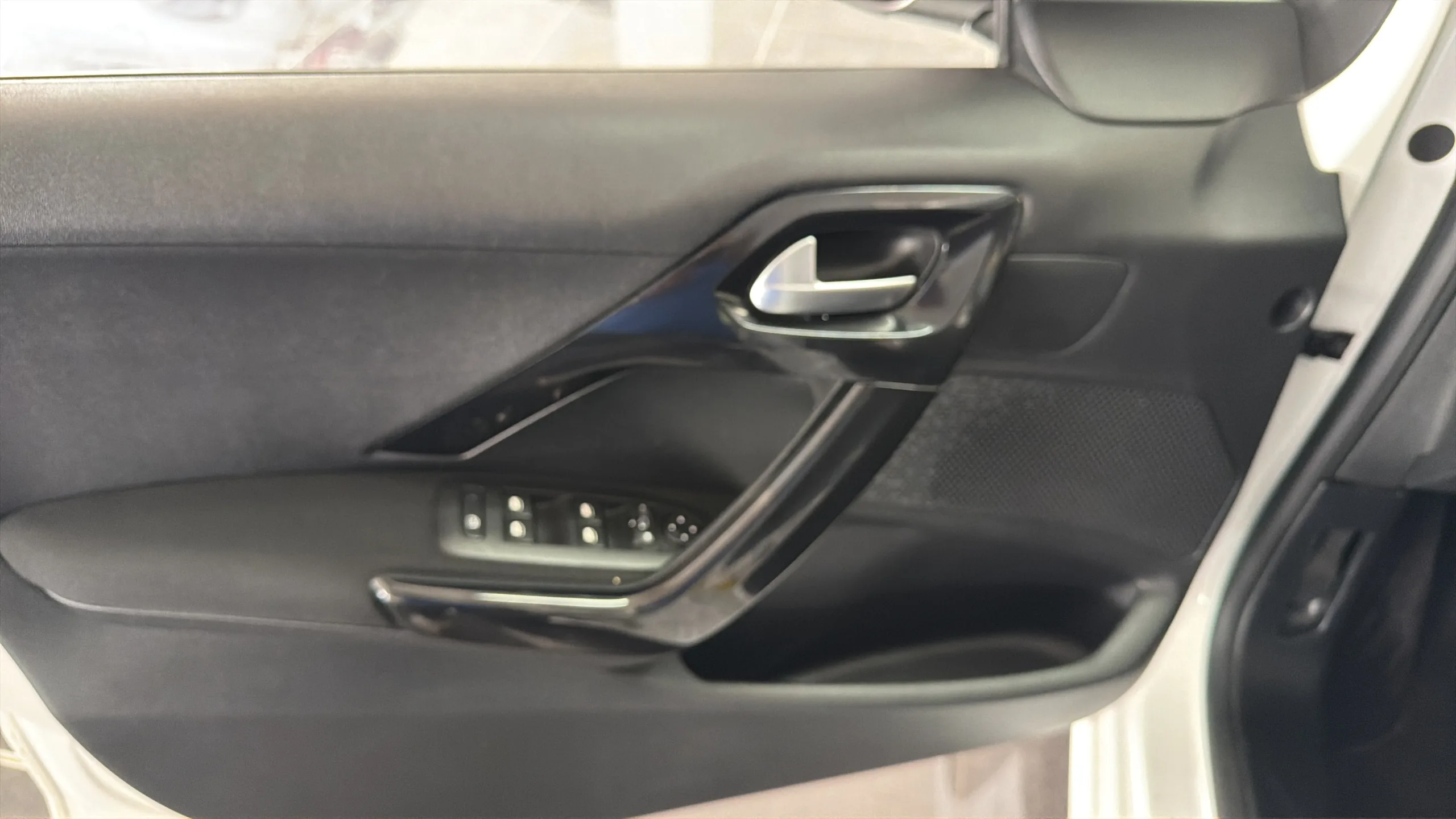 Peugeot 208 - View model 28