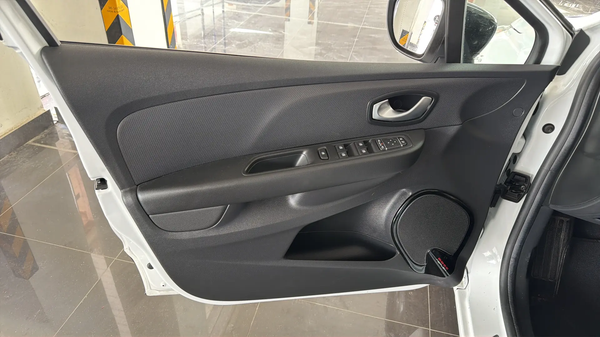 Renault Clio - View model 28